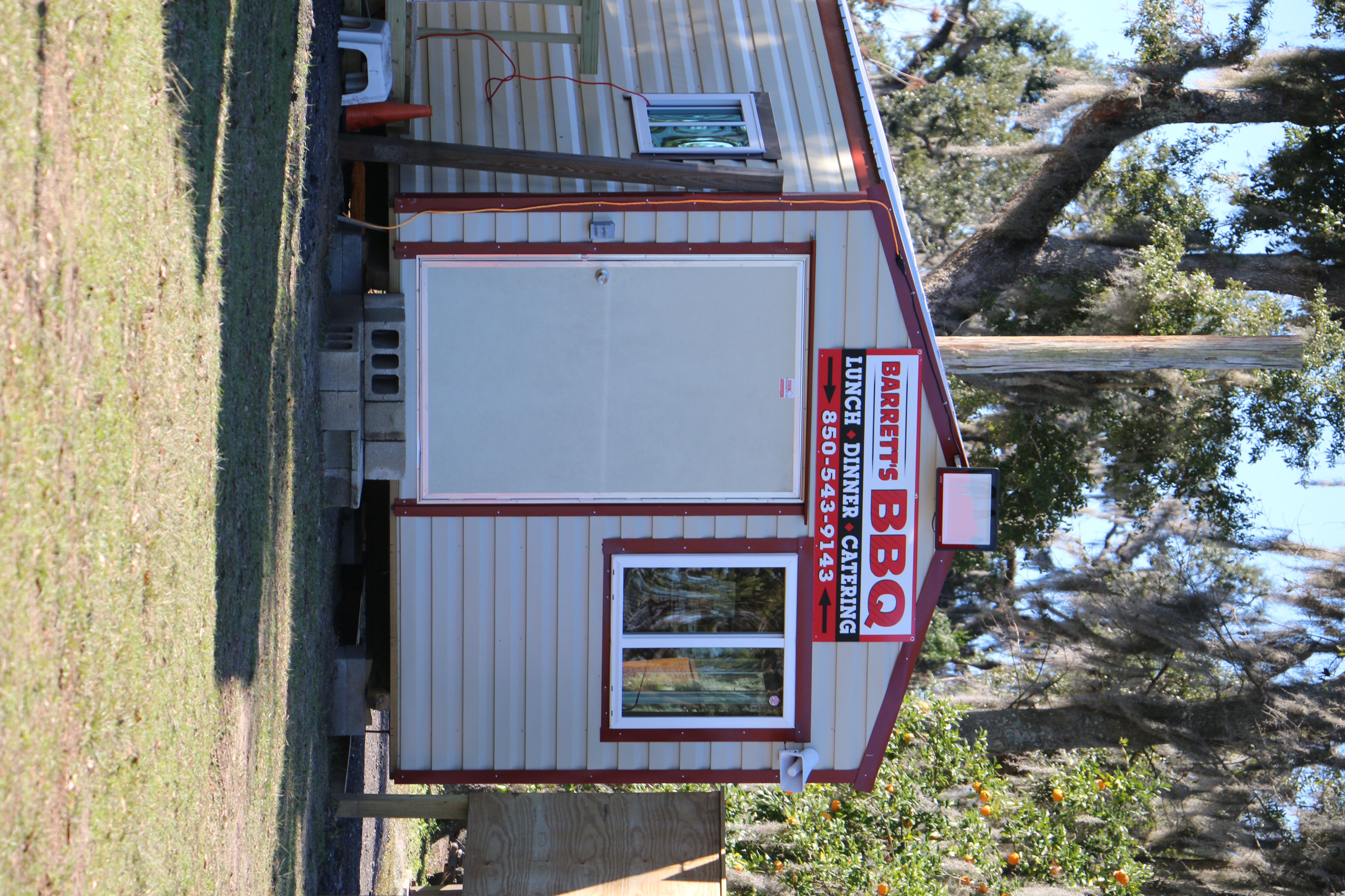 Barrett’s BBQ offered a wide array of plates to support the Restoration Committee’s initiative. [Hailey Waldo/Greene Publishing, Inc.]